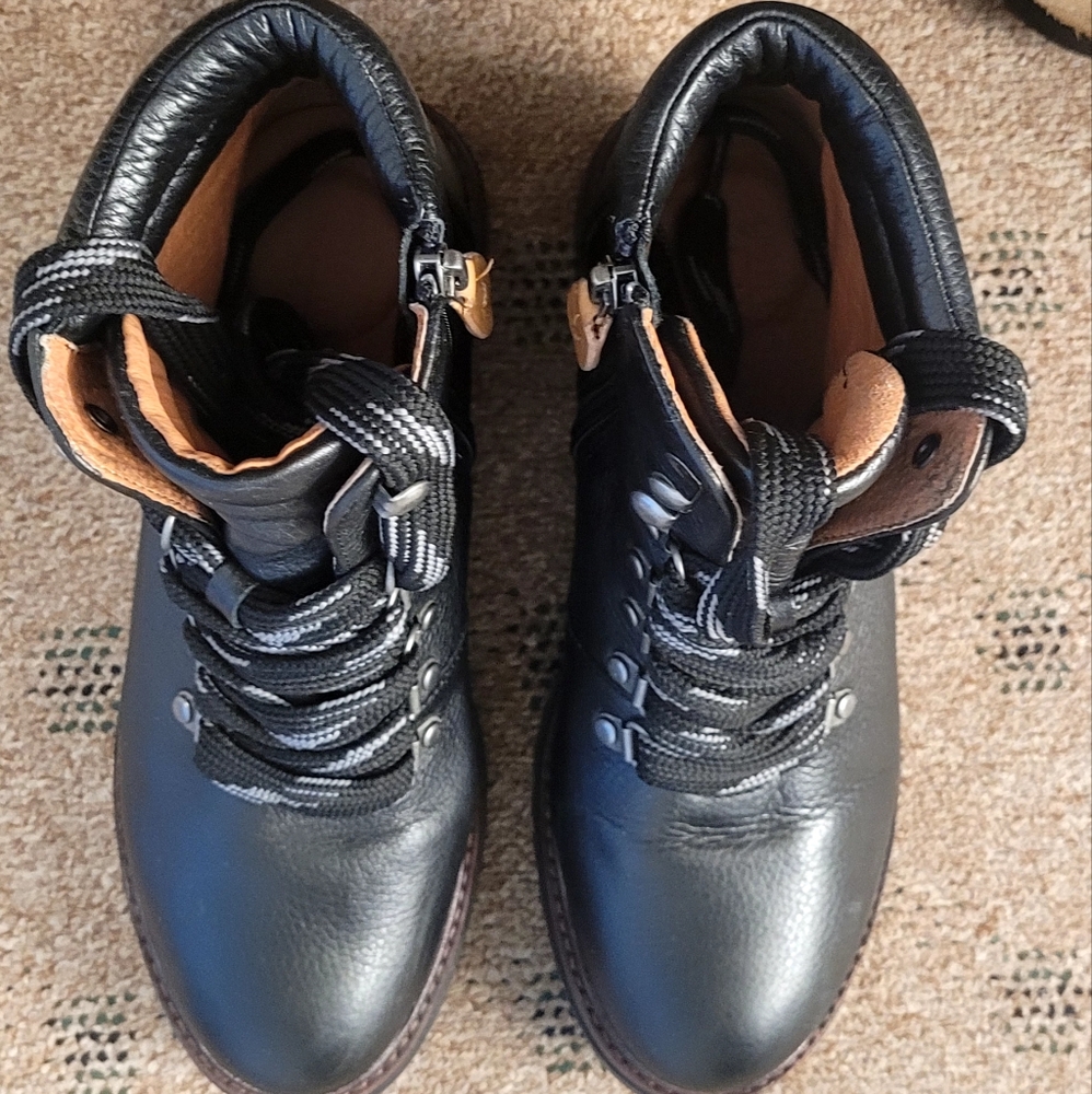 Kenneth Cole WOMEN'S Boots Sz. 7